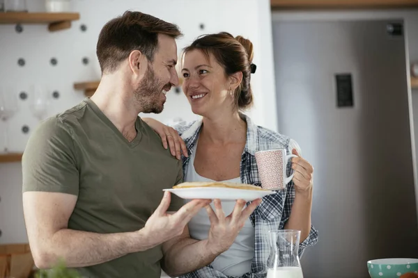 Pareja Joven Haciendo Panqueques Casa Pareja Amorosa Divirtiéndose Mientras Cocina —  Fotos de Stock