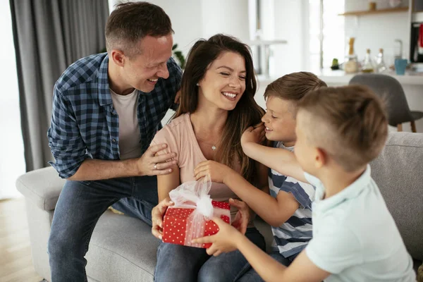 İki küçük oğlu olan baba annelerine bir hediye veriyor. Annem oğullarından ve kocasından hediye aldığına şaşırdı.