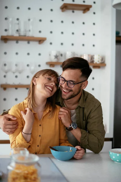 Casal Jovem Fazendo Café Manhã Casa Amante Casal Comer Cereais — Fotografia de Stock