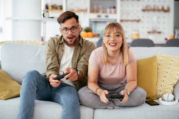 Evde Video Oyunu Oynayan Güzel Genç Bir Çift — Stok fotoğraf