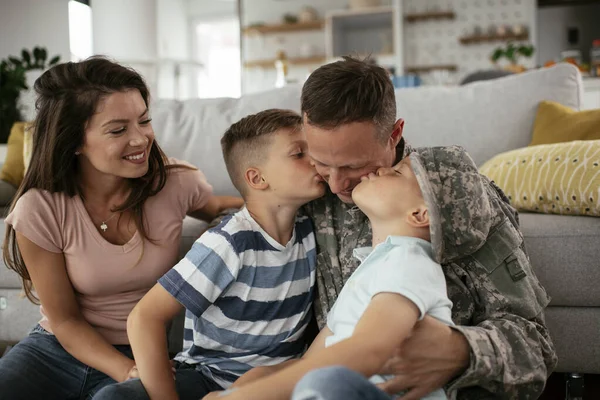 Famiglia Felice Trascorrere Del Tempo Insieme Casa Sul Divano — Foto Stock