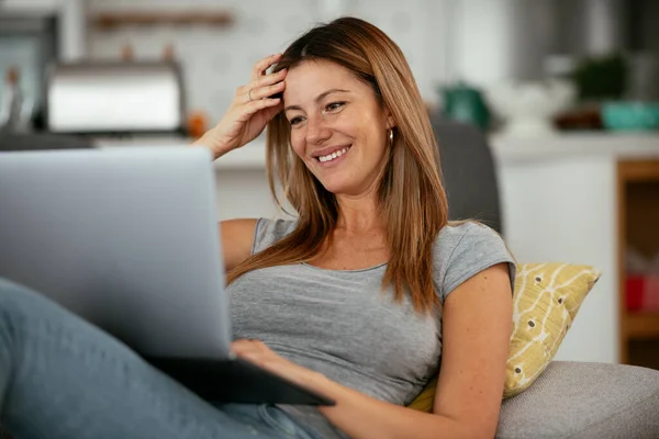 Beautiful Woman Having Video Call Young Happy Woman Enjoying Home — Stock Photo, Image