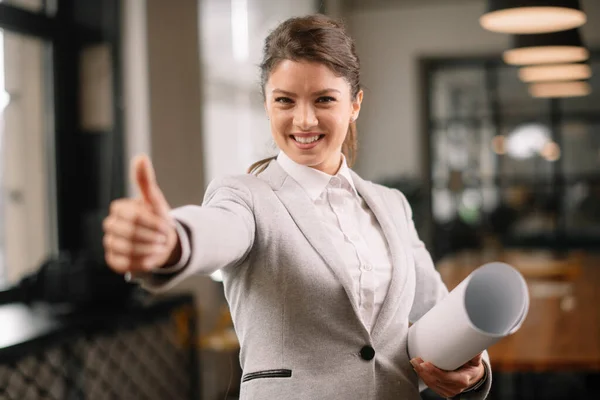 Başarılı iş kadınının portresi. Birlikte çalışma alanındaki güzel iş kadını..