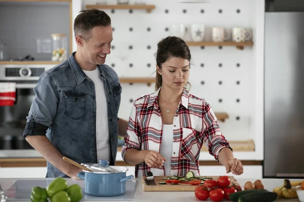 Pareja Joven Haciendo Desayuno Casa Pareja Amorosa Comiendo Sándwich Cocina —  Fotos de Stock