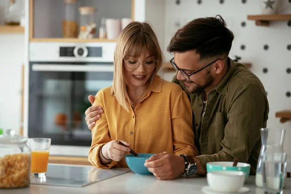 Giovane Coppia Che Prepara Colazione Casa Coppia Amorevole Mangiare Cereali — Foto Stock