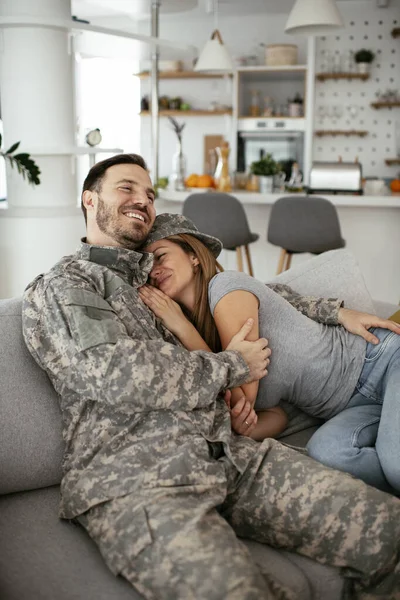Boldog Katona Lepi Meg Feleségét Otthon Fiatal Katona Ölelkező Feleség — Stock Fotó
