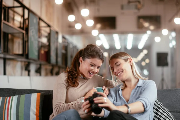 Glückliche Geschäftsfrauen Reden Und Lachen Großraumbüro Frauen Trinken Kaffee Büro — Stockfoto