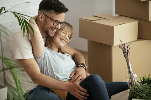 Husband Wife Moving Apartment Happy Couple Unpacking Belongings — Stock Photo, Image