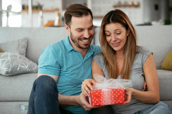 Мужчина удивляет свою девушку подарком.
