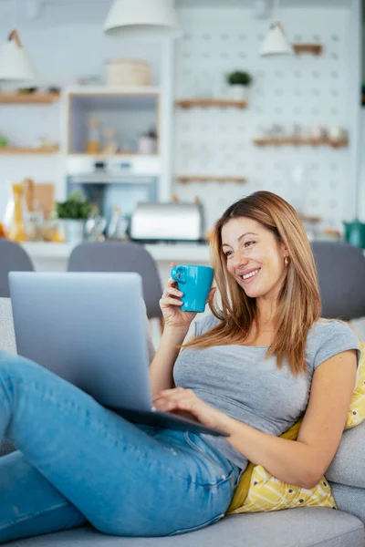 Young Woman Using Her Credit Card Laptop Home Beautiful Woman — Stock Photo, Image