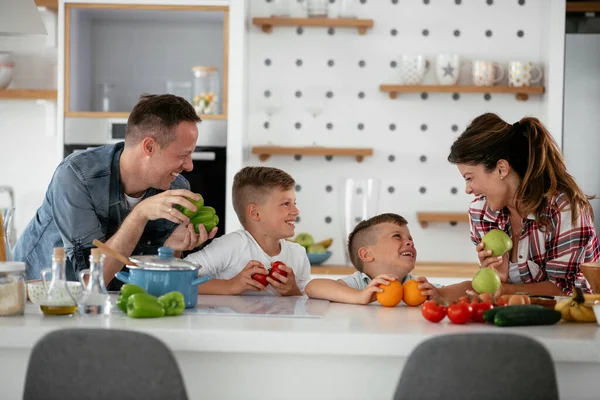 Mãe Pai Fazendo Café Manhã Com Filhos Família Jovem Preparando — Fotografia de Stock