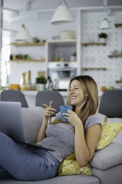 Beautiful Woman Having Video Call Young Happy Woman Enjoying Home — Stock Photo, Image