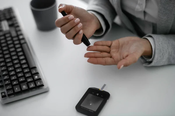 Schöne Geschäftsfrau Mit Spitzstift Büro Junge Frau Kontrolliert Blutzuckerspiegel — Stockfoto