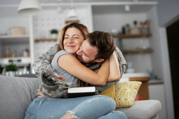 Boldog Katona Lepi Meg Feleségét Otthon Fiatal Katona Ölelkező Feleség — Stock Fotó