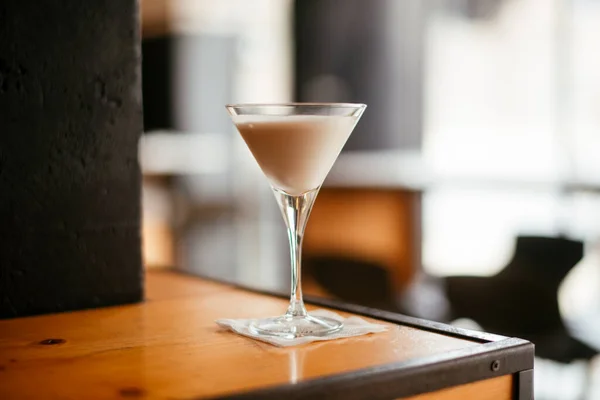 Cocktail Putih Lezat Dihiasi Dengan Biji Kopi Restoran — Stok Foto