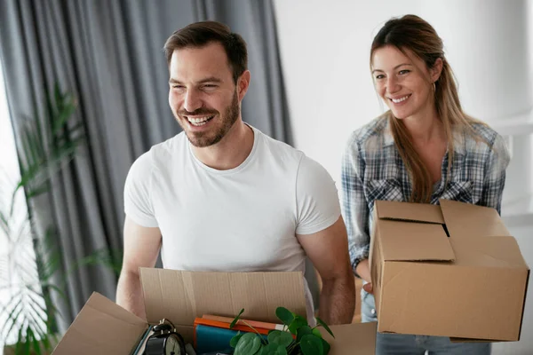 Boyfriend Girlfriend Moving Apartment Young Couple Unpacking Belongings — Stock Photo, Image