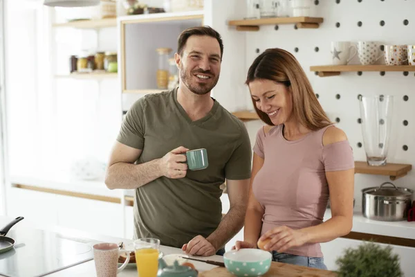 Feliz Pareja Desayunando Cocina —  Fotos de Stock