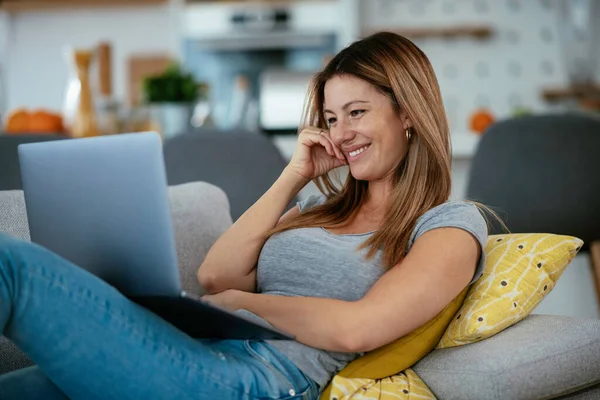 Beautiful Woman Having Video Call Young Happy Woman Enjoying Home — Stock Photo, Image