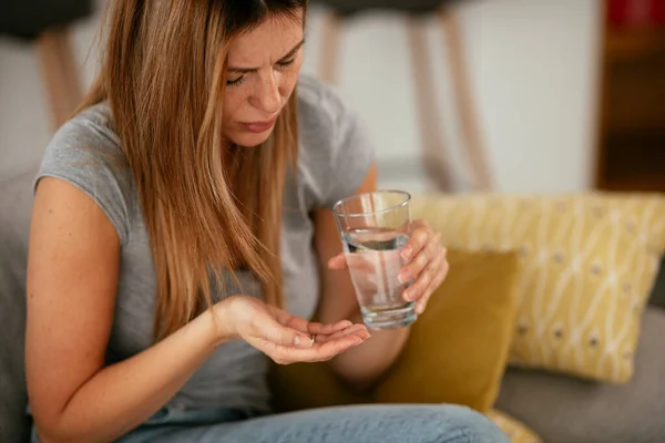 Kvinnan Har Huvudvärk Hemma Flicka Som Tar Medicin Piller För — Stockfoto