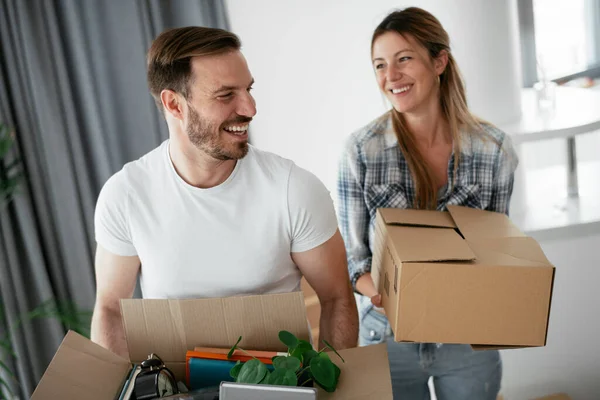 Boyfriend Girlfriend Moving Apartment Young Couple Unpacking Belongings — Stock Photo, Image