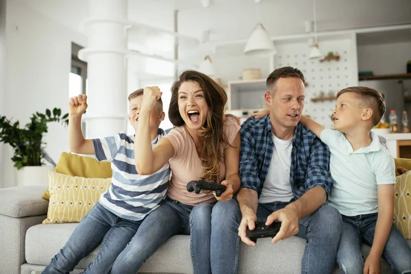 Pai Mãe Divertindo Enquanto Joga Jogos Vídeo Com Crianças Casa — Fotografia de Stock