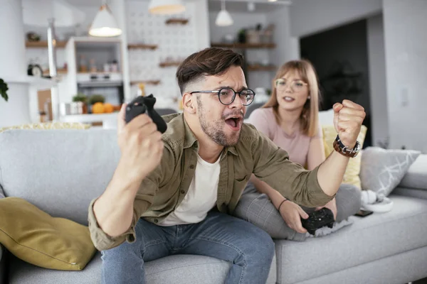 Esposo Esposa Jugando Videojuegos Con Joysticks Sala Estar Pareja Cariñosa — Foto de Stock