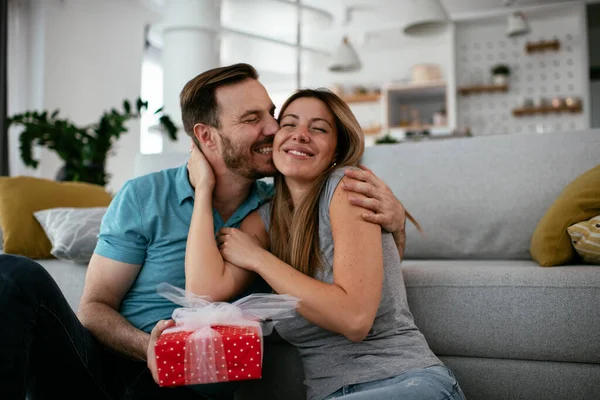 Marido Surpreendendo Sua Esposa Com Presente Jovem Dando Caixa Presente — Fotografia de Stock