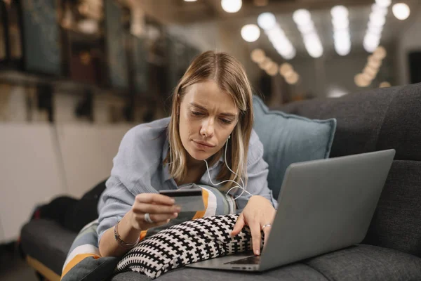 Young Woman Holding Credit Card Using Laptop Computer Online Shopping — Stock Photo, Image