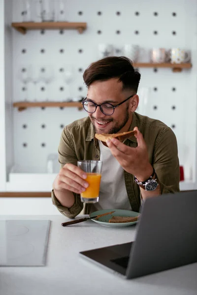 Anak Muda Sedang Sarapan Dan Membaca Berita Online Tampan Pria — Stok Foto