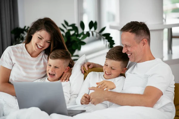 Família Jovem Assistindo Filme Laptop Belos Pais Com Crianças Desfrutando — Fotografia de Stock