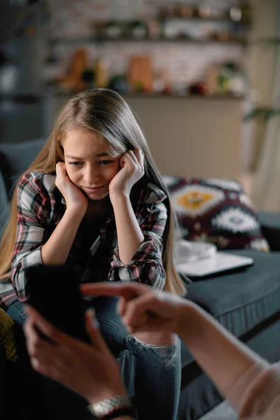 Mother Scolding Daughter Girl Afraid Her Mother — Stock Photo, Image