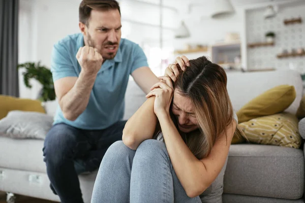 Violência Família Marido Batendo Gritando Com Sua Esposa — Fotografia de Stock