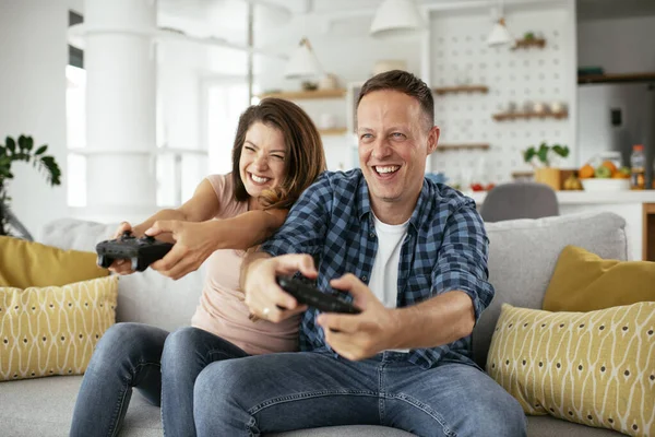 Novio Novia Jugando Videojuegos Con Joysticks Sala Estar Pareja Cariñosa — Foto de Stock