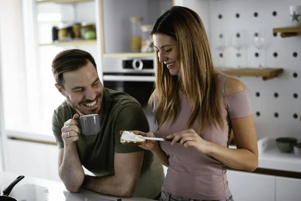 Glückliches Paar Frühstückt Der Küche — Stockfoto