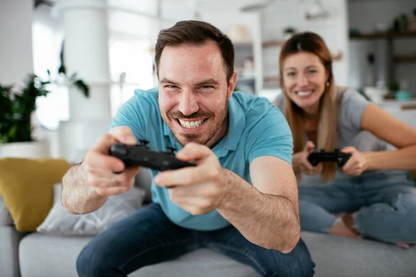 Mann Und Frau Beim Videospiel Mit Steuerknüppel Wohnzimmer Liebespaar Spielt — Stockfoto