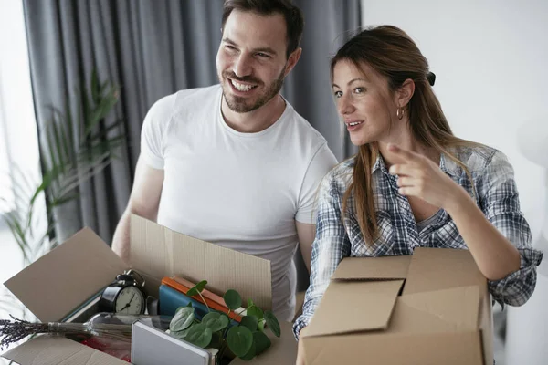 Boyfriend Girlfriend Moving Apartment Young Couple Unpacking Belongings — Stock Photo, Image