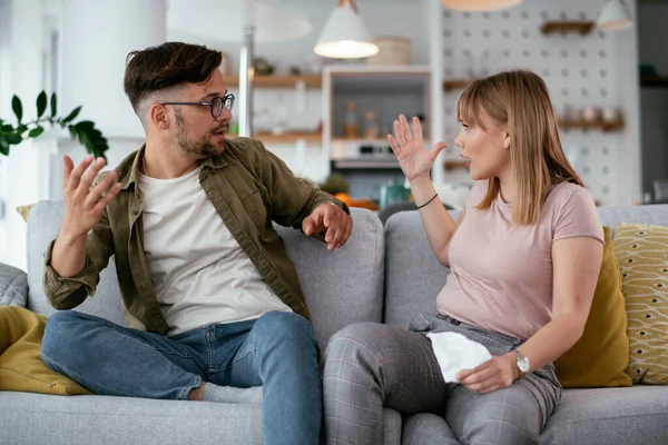 Erkek arkadaşı ve kız arkadaşı kanepede tartışıyor. Kızgın kadın erkek arkadaşına bağırıyor..