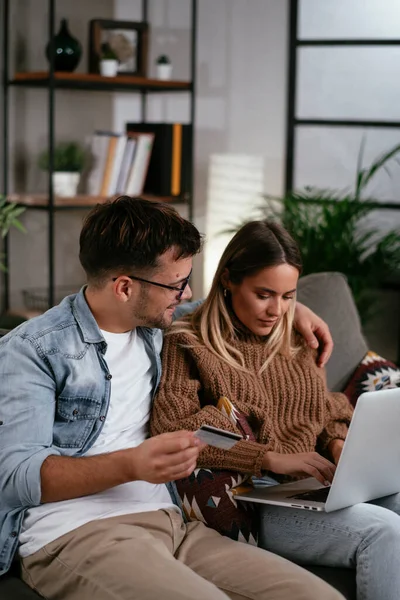 Fiatal Pár Hitelkártyával Laptoppal Otthon Pasi Barátnő Vásárol Online — Stock Fotó