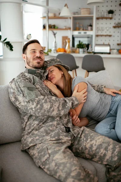 幸せな兵士は自宅で妻を驚かせた 若い兵士の抱擁妻 — ストック写真
