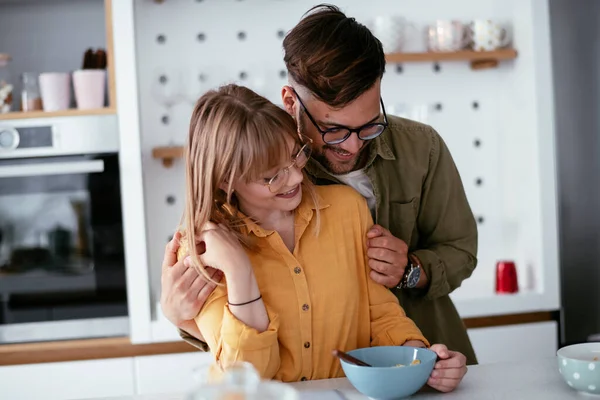 Pareja Joven Haciendo Desayuno Casa Pareja Cariñosa Comiendo Cereales Cocina —  Fotos de Stock