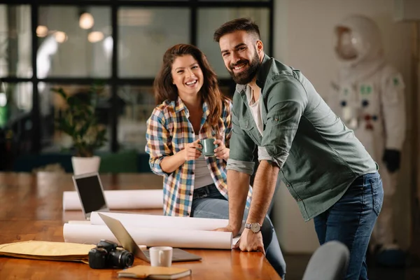 Mitra Bisnis Yang Membahas Proyek Startup Kantor Stok Foto