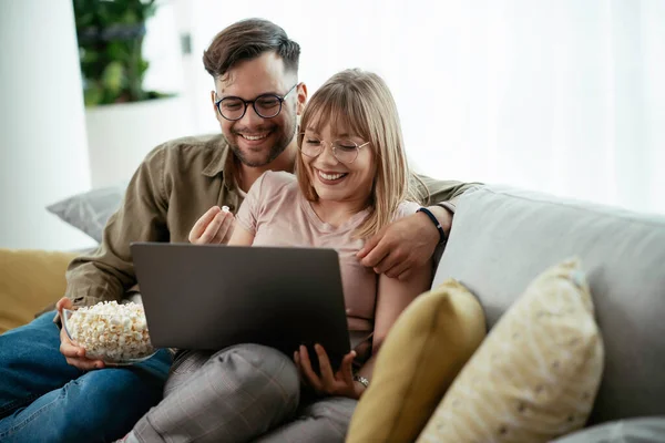 Pasangan Muda Menonton Film Laptop Mencintai Pasangan Menikmati Rumah Stok Gambar