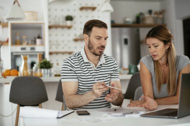 Karı koca faturaları ödemeye hazırlanıyor. Finansal sorunları olan genç bir çift