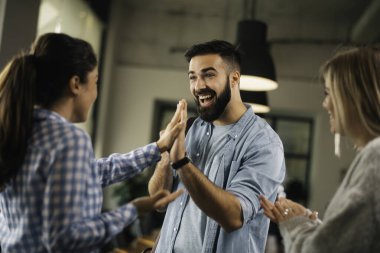 Modern açık uzay ofisinde sıradan iş adamları konuşuyor.. 