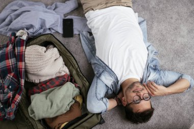 Adam yolculuğa hazırlanıyor, bavulunu hazırlıyor.