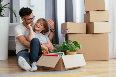 Erkek arkadaşı ve kız arkadaşı bir daireye taşınıyorlar.. 