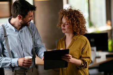 Ofiste çalışan dost canlısı meslektaşlar