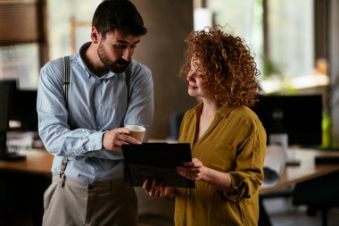 Ofiste çalışan dost canlısı meslektaşlar