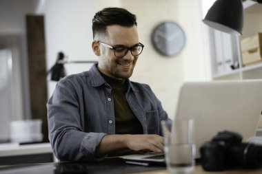 Genç işadamı ofiste çalışıyor. 