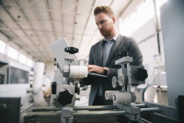 Fabrika müdürü imalat teftişinde. Endüstriyel çevredeki adam.